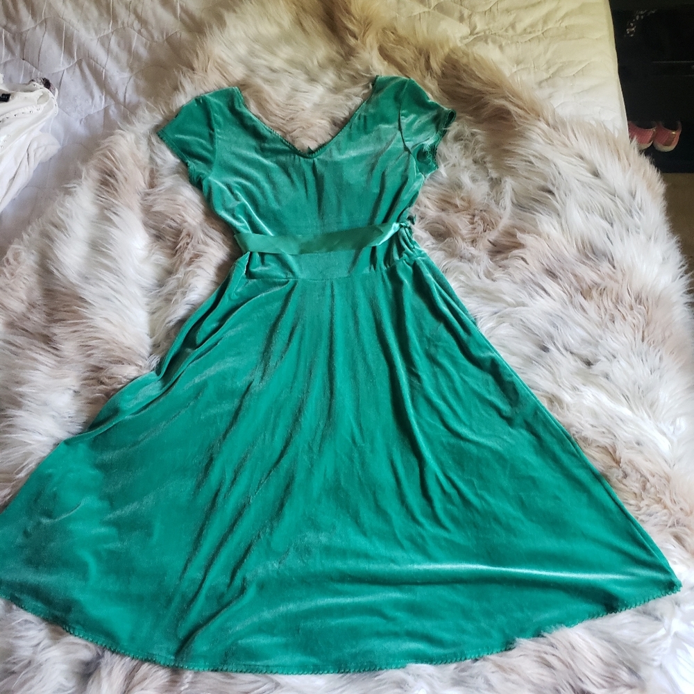 vintage-emerald-green-velvet-dress-gem
